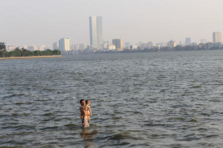 Nắng nóng, người Hà Nội biến hồ Tây thành bãi biển